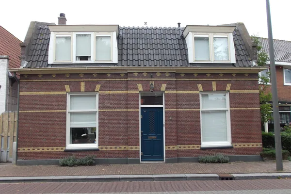 Twee witte dakkapellen in een pannendak, dakkapel plaatsen in Amsterdam