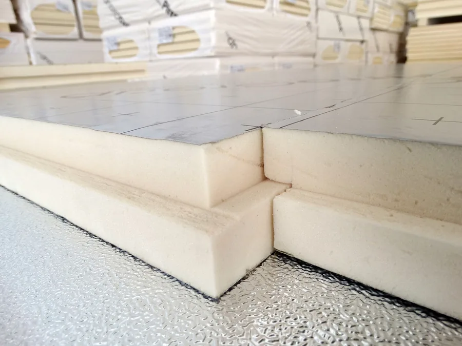 PIR-isolatieplaten met aluminium cachering en messing-en-groefranden, zoals gebruikt bij dakisolatie in Amsterdam